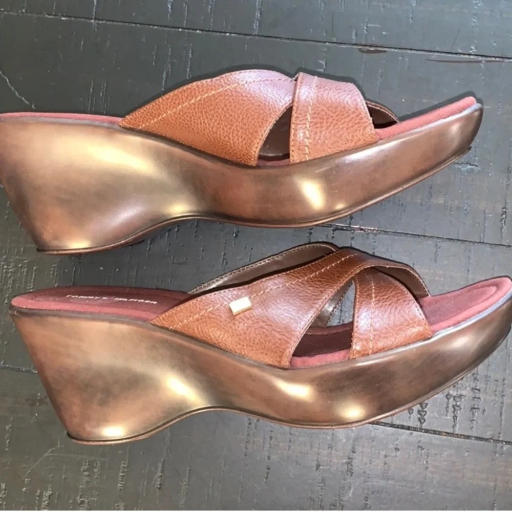 Excellent Preowned Condition Tommy Hilfiger Wedge Sandals Size 8.5. Very Cute